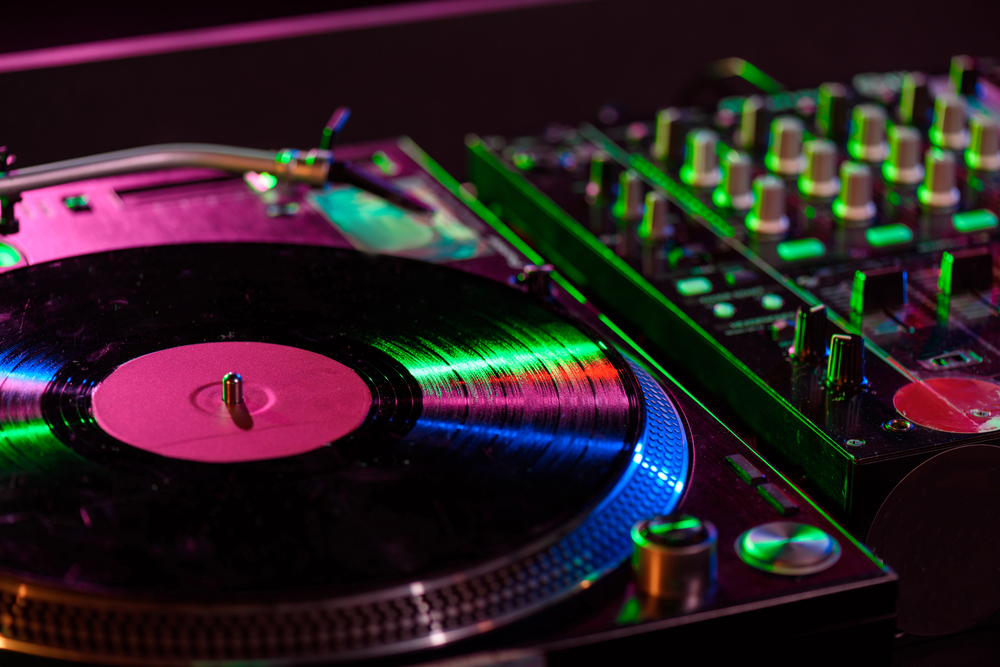 mesa de mezclas con vinilo