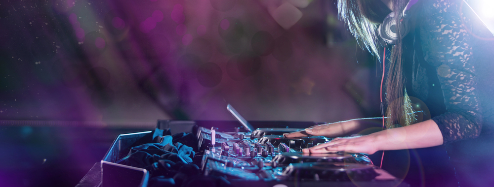 dj mezclando canciones